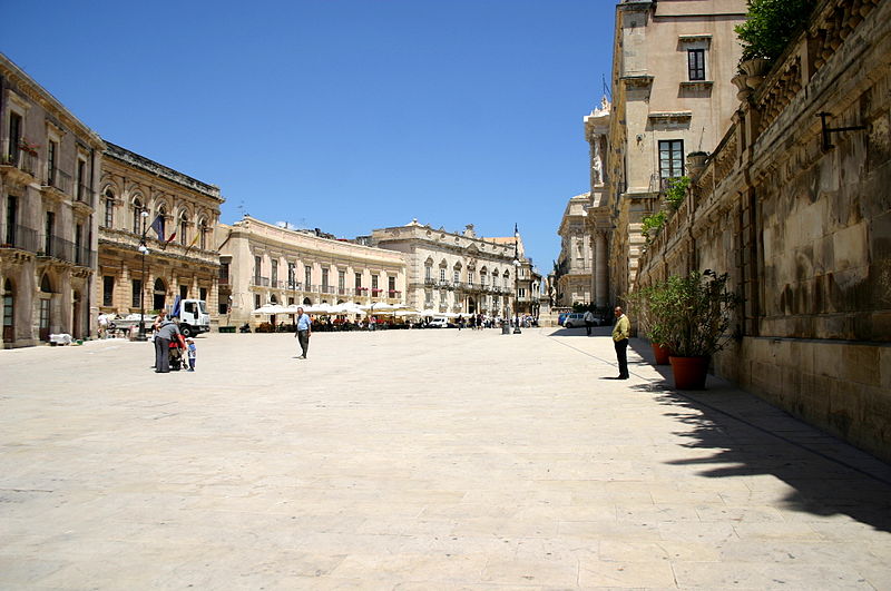 LoLHostel: Mansions and Magnificent Buildings - Ortigia